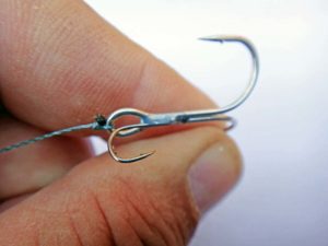 Twinex-Drilling Dieser Spezialhaken wurde nur als Stinger für die Softbaitangelei entwickelt. Er hat zwei normalen Flunken, während die dritte deutlich kleiner ist und auf der Unterseite „verkehrt herum“ angelötet wurde. Diese Konstruktion beschädigt den Gummi nur minimal und behindert ihn nicht in seinem Lauf.