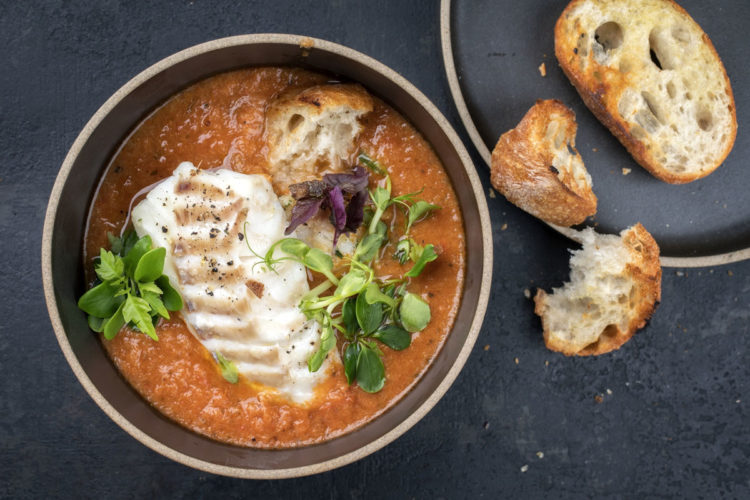 Fischsuppe ist immer ein gutes Rezept, wenn Reste in der Tiefkühltruhe liegen. Man kann natürlich auch das meiste selber angeln und die fehlenden Filets im Fischgeschäft ergänzen.