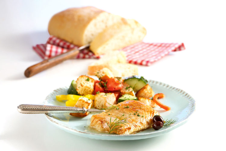 Brot und Fisch passen auf vielfältige Weise zusammen. Eine Kabeljau-Rezept, das Ihr einmal ausprobieren sollten, ist der gebratene Dorsch mit einem würzigen Brotsalat. Wie er zubereitet wird, zeigen wir Euch hier. Foto: Teubner