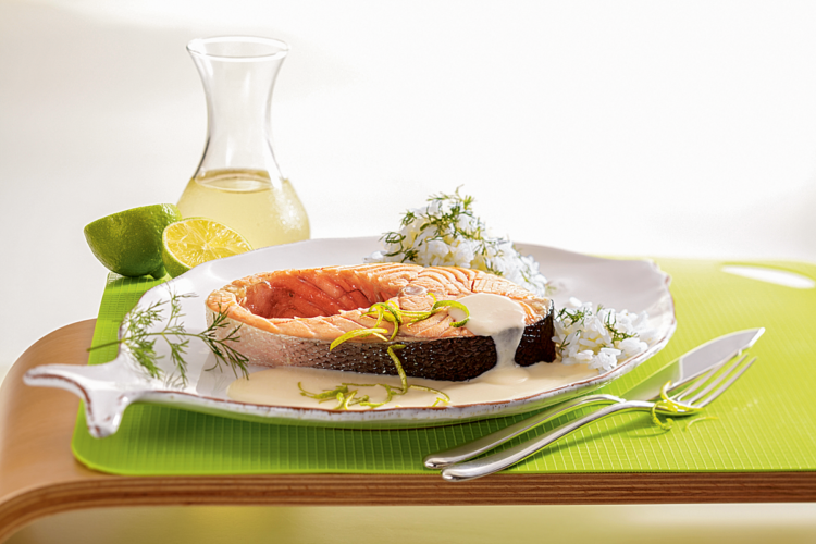 Gedünsteter Lachs in Limettensauce. hier zeigen wir Dir, wie Du dieses leckere Fischrezept eifach und schnell zubereiten kannst. Foto: AW/Teubner