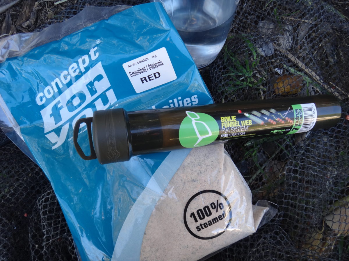 Um einen leckeren Baitstick herzustellen, benötigt man Grundfutter oder Stickmix und PVA-Netzmaterial. Foto: Gregor Bradler