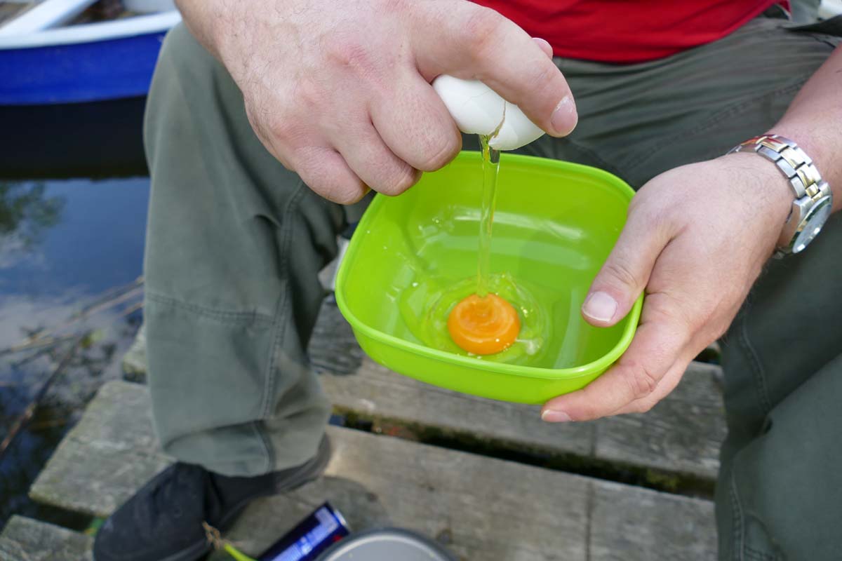 Im ersten Schritt schlägt man ein Ei in die Schüssel. Foto: karpfen/Sebastian Schmidt