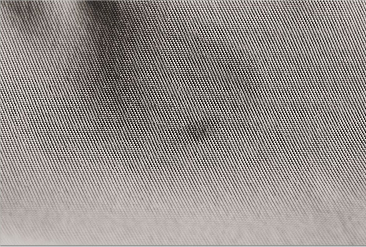 Um Löcher in der Wathose zu finden, besprühen Sie die Außenseite mit Isopropanol. Ist ein Loch vorhanden, dann bildet sich ein kleiner, dunkler Fleck. Foto: Axel Wessolowski