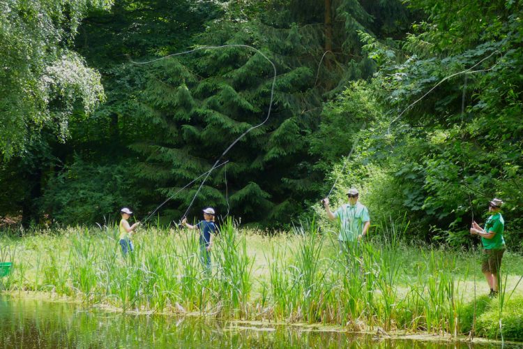 Zum Werfen-Üben fuhr den die Teilnehmer der Schul-AG an einen Teich bei Nieste. Fotos: Stefanie Löffler