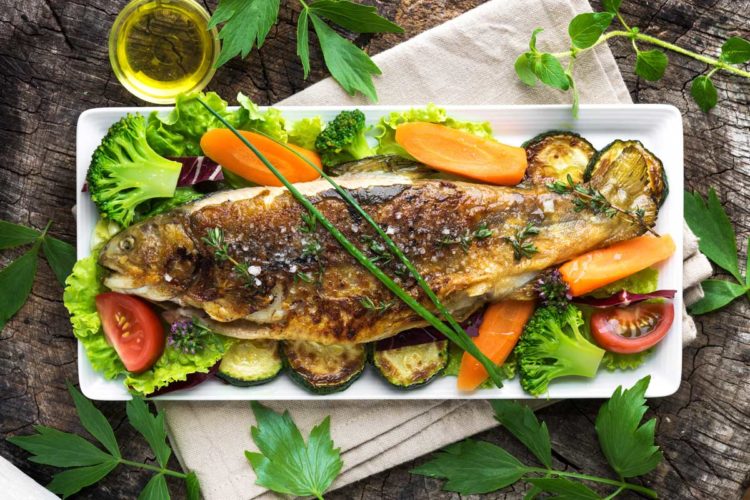 Mit einem leckeren Forellen-Rezept wird nach dem Drillen und Fangen auch die Zubereitung zum Spaß.