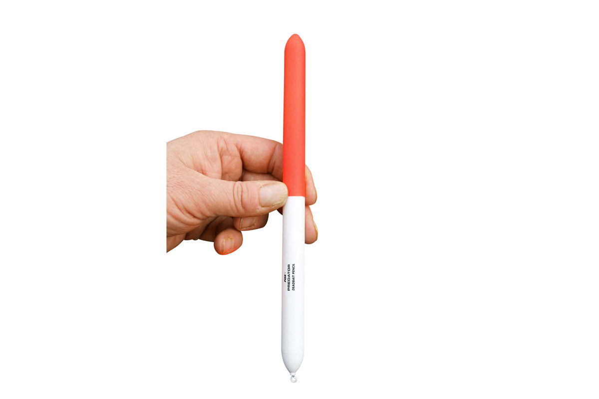 Die Pencil-Pose ist der ­Allrounder unter den Hecht­posen, und lässt sich am ­vielseitigsten einsetzen. Durch ihre schlanke Form bieten die Pencil-Posen den Hechten beim Biss wenig Widerstand. Sie lassen sich sowohl im Stillwasser als auch im Fluss einsetzen. Man stellt diese Posen, die vom Engländer Mick Brown entwickelt wurden, mit einem toten Köderfisch am Haken, übertief ein. Beim Biss legt sich die Pose dann aufs Wasser, bevor sie abtaucht.