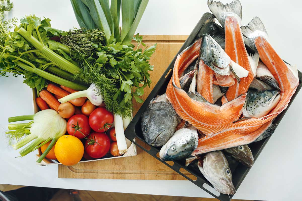 Ein guter Fischfond schlägt jede fertige Brühe um Längen. Auf Basis von Fischkarkassen und Gemüse ist er die Grundlage jeder guten Suppe und Sauce. Foto: Jump-Kristiane Vey