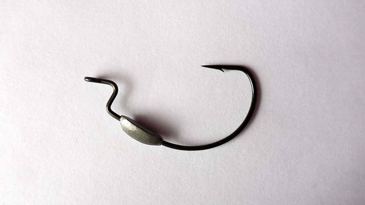 Bebleite Offset-Haken wie dieser sind dazu da, Swimbaits mit etwas mehr Gewicht auszustatten. Foto: Blinker/Sven Halletz