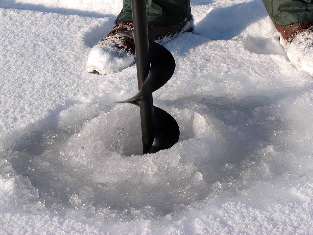 Mit einem Eisbohrer lassen sich schnell und einfach Löcher ins Eis bohren.