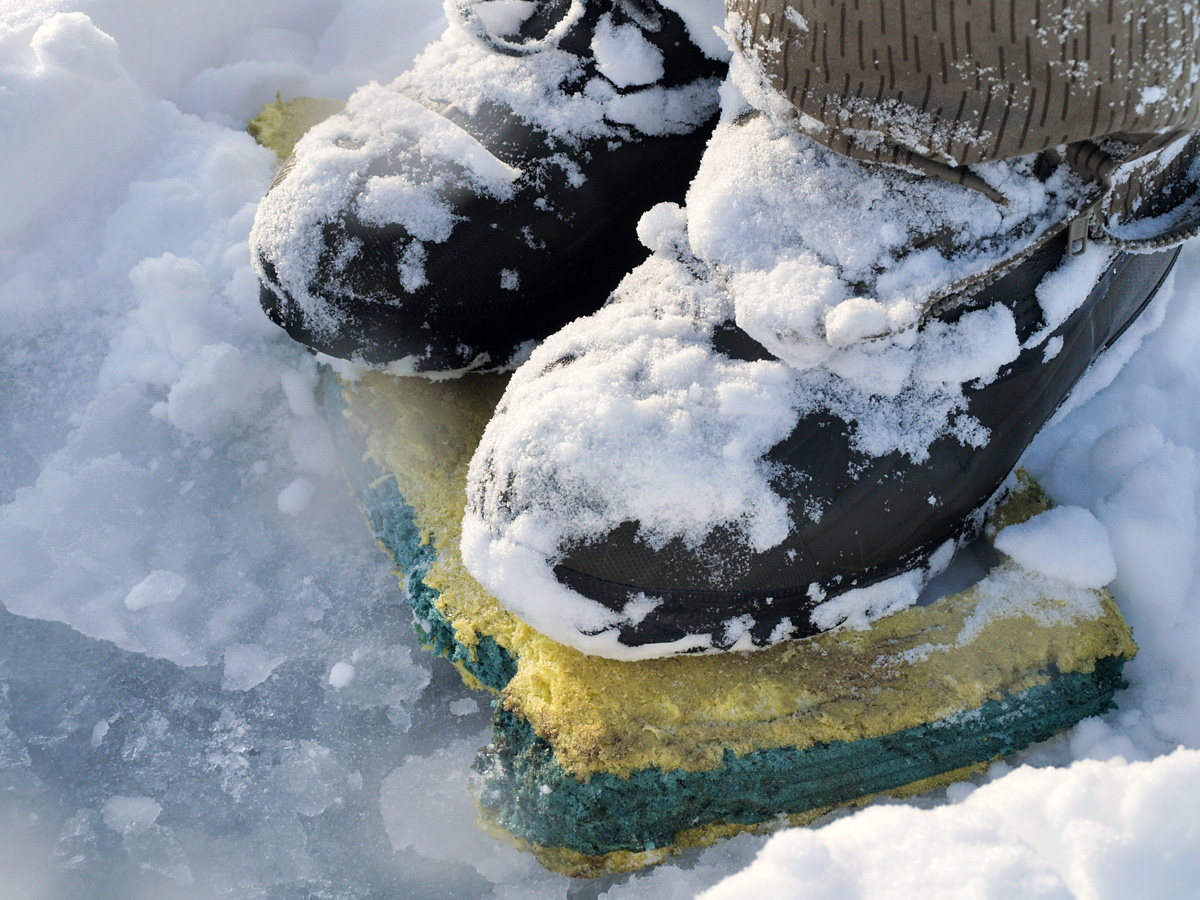 Eine dicke Styroporplatte könnt Ihr wunderbar zur eigenen Wärmedämmung einsetzen. Zusammen mit gefütterten Stiefeln verhindert sie eiskalte Füße. 