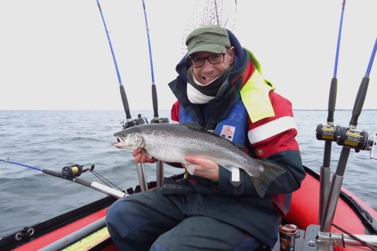 Meerforellenzeit in der Lübecker Bucht. Davon konnte sich auch Stephan Thode mit diesem 62er Fisch überzeugen.