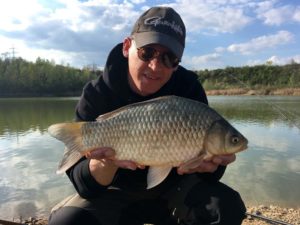 Giebel leben gesellig. Hat man sie erstmal gefunden, gehen oft gleich mehrere binnen kurzer Zeit an den Haken. Derrik Figge fing diesen 41er mit einer Method-Feeder-Montage und Made.