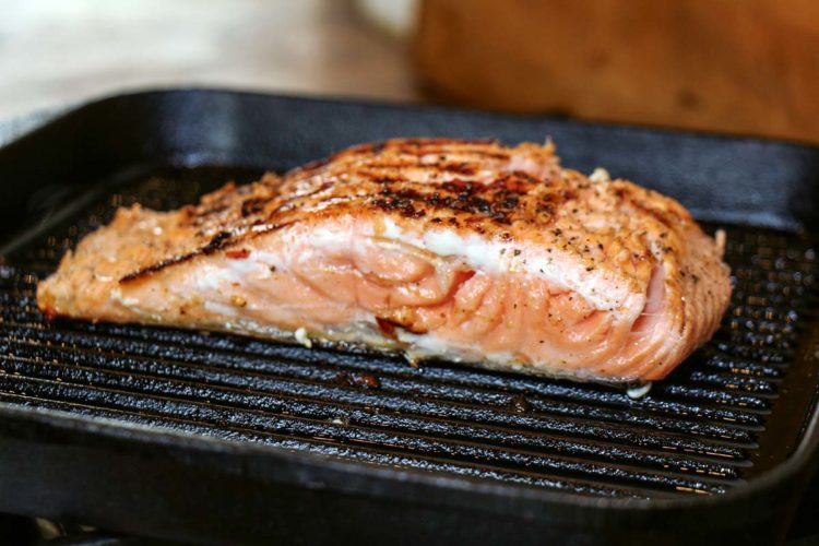 Marinierter Lachs frisch gebraten oder auf dem Grill zubereitet, ist eine wahre Gaumenfreude.