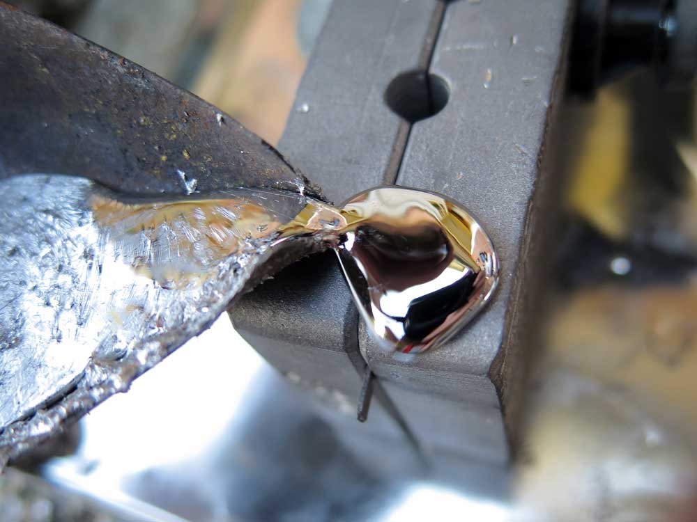 Blei besitzt als Schwermetall eine Masse von 11,342 g/cm3, Eisen ist mit 7,874 g/cm3 deutlich leichter, Wolfram (beim Angeln oft als Tungsten bezeichnet) ist mit 19,25 g/cm3 jedoch viel schwerer.