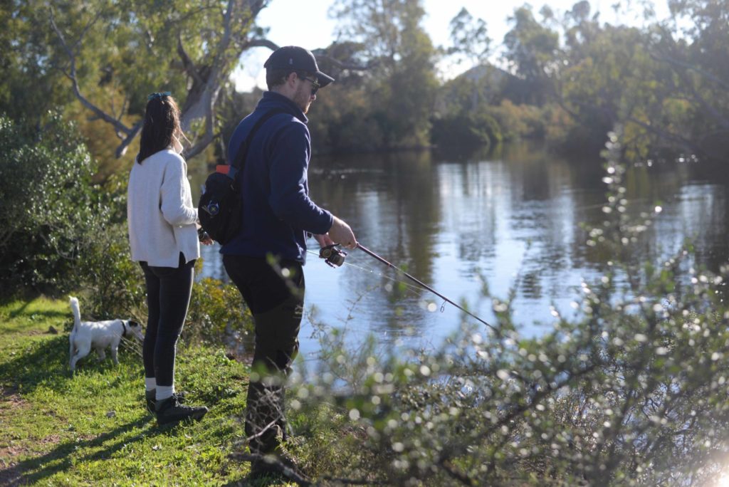 Angler und Anglerin am Fluss