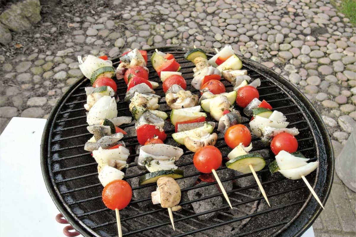 Unser Autor Benno Karnatz gart seinen Fang gerne über der heißen Glut. Seine Spieße sind eine Delikatesse, sehen lecker aus und sind gesund – genau das Richtige zum Start der Grillsaison.