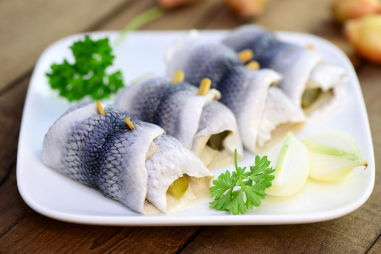 Rollmops selber machen ist ganz simple. Besonders lecker wird es, wenn dazu frisch gefangener Hering verwendet wird.