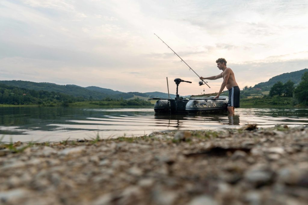 karpfenangler in frankreich steigt in sein schlauchboot ein