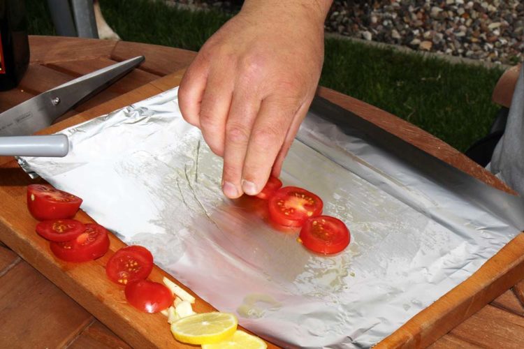 Fisch in Alufolie: Leichte Päckchen einfach zubereitet - BLINKER