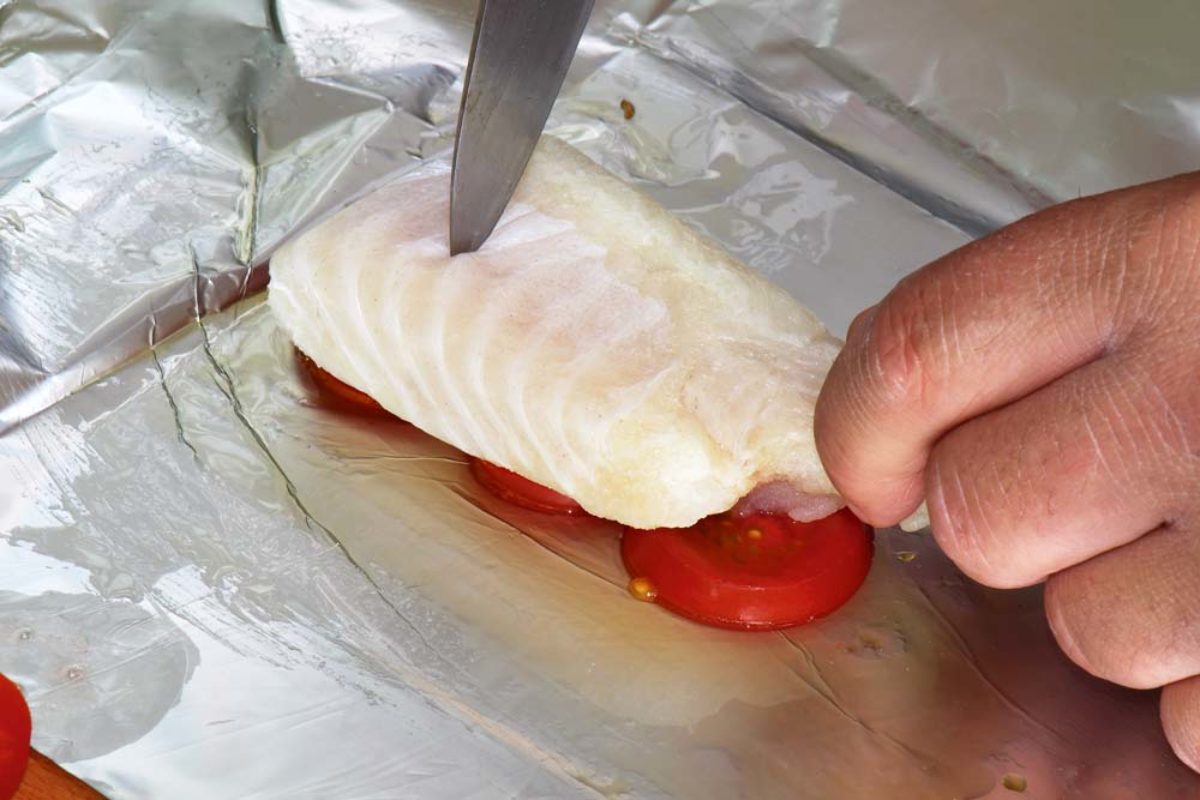 Fisch in Alufolie: Leichte Päckchen einfach zubereitet - BLINKER