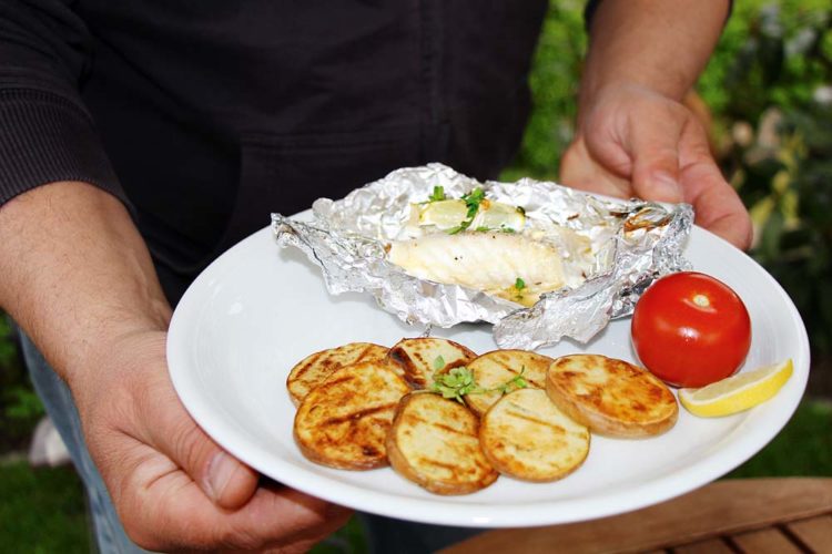 Urlaubsmitbringsel Von der letzten Norwegenreise oder vom Raubfischangeln sind noch Filets in der Truhe? Prima! Die Zubereitungsmethode für Fisch in Alufolie eignet sich für nahezu alle Meeres- und Süßwasserfische.