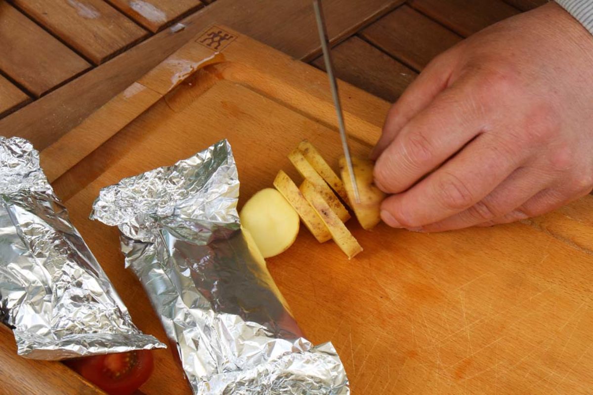 Fisch in Alufolie: Leichte Päckchen einfach zubereitet - BLINKER Fisch in Alufolie: Leichte Päckchen einfach zubereitet - BLINKER