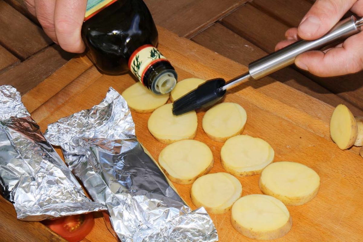 Fisch in Alufolie: Leichte Päckchen einfach zubereitet - BLINKER Fisch in Alufolie: Leichte Päckchen einfach zubereitet - BLINKER