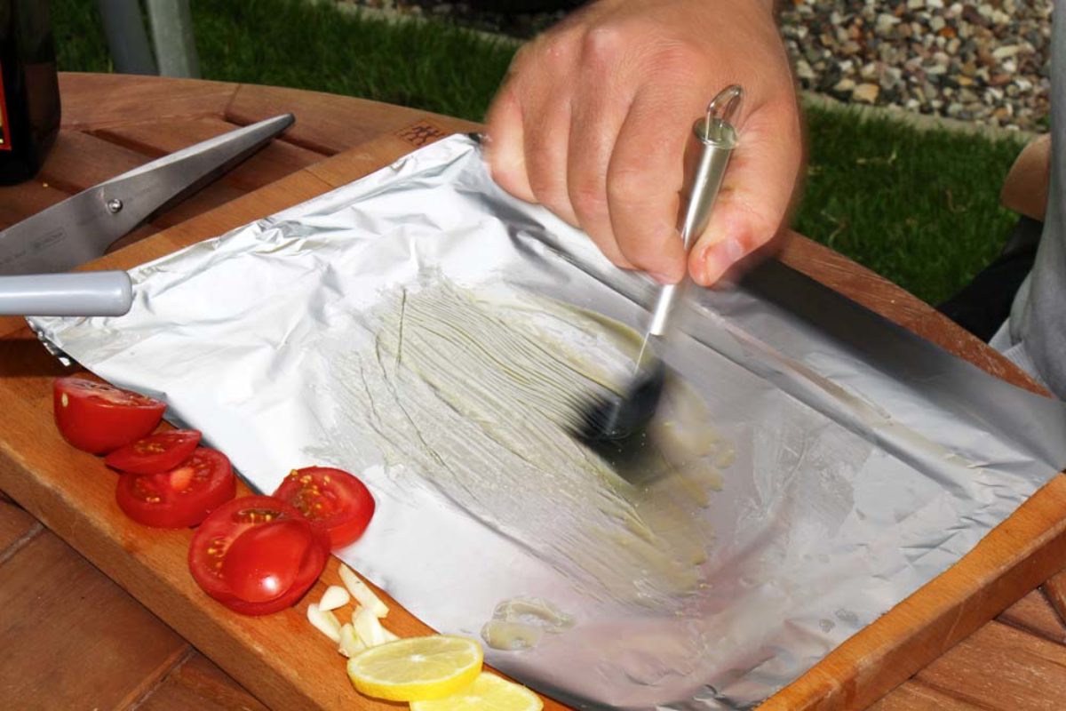 Fisch in Alufolie: Leichte Päckchen einfach zubereitet - BLINKER