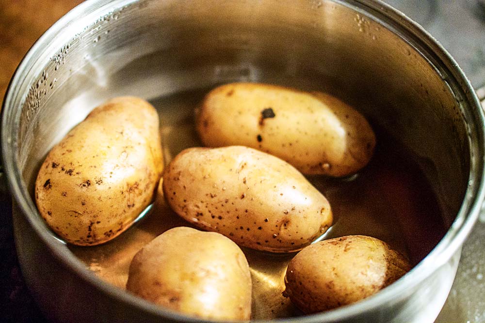 Als Beilage zum Saibling Rezept dienen klassische Pellkartoffeln. Diese werden vorab kräftig abgebürstet und in Salzwasser gegart (je nach Größe ca. 20 Minuten)
