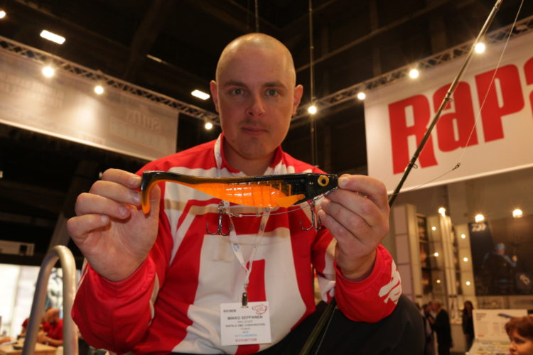 Mikko Sappanen von Rapala erklärt die Vorzüge des Rip T Bone, eines neuen Hechtköders.
