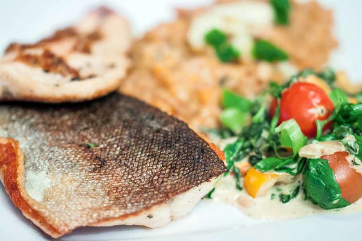 Dieses Lachsforellen-Rezept mit Kürbisrisotto und Blattspinat ist besonders jetzt im Sommer eine leichte und richtig leckere Mahlzeit.