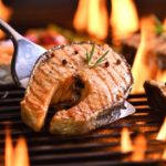 Grillabend: Heute bleiben Wurst und Fleisch auf der Reservebank, Lachs ist der Star auf dem Rost. Mit unseren feinen Rezept zum Lachssteaks grillen wird jeder Grillabend zum Spaß.