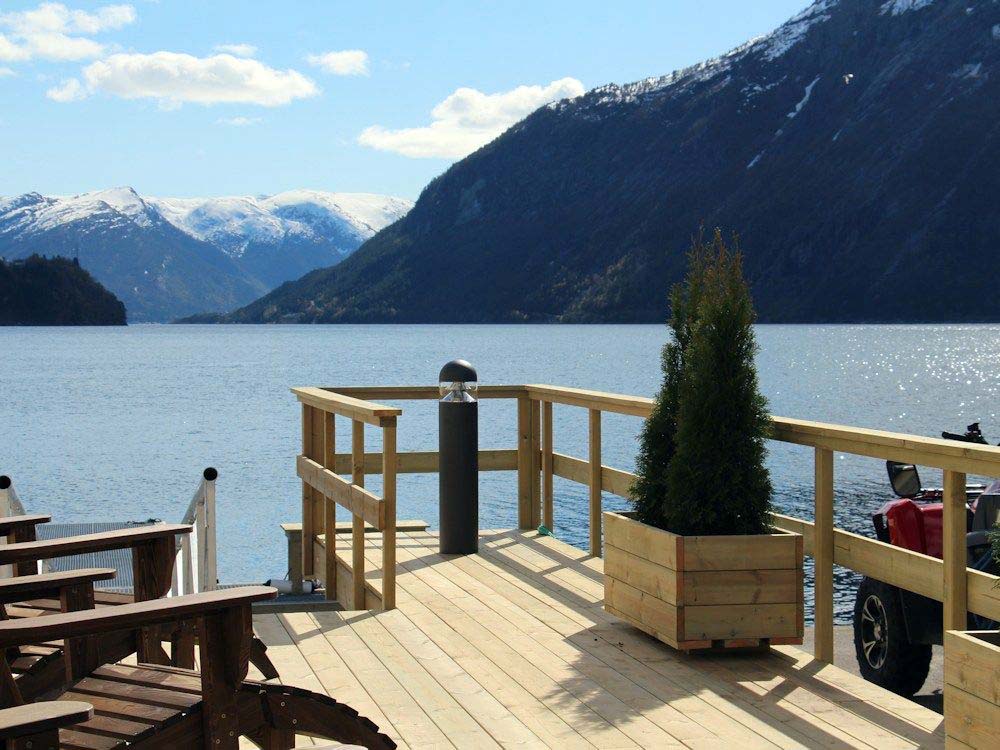 Von der Terrasse aus, hat man einen wunderbaren Blick auf den Fjord und die traumhafte Kulisse.