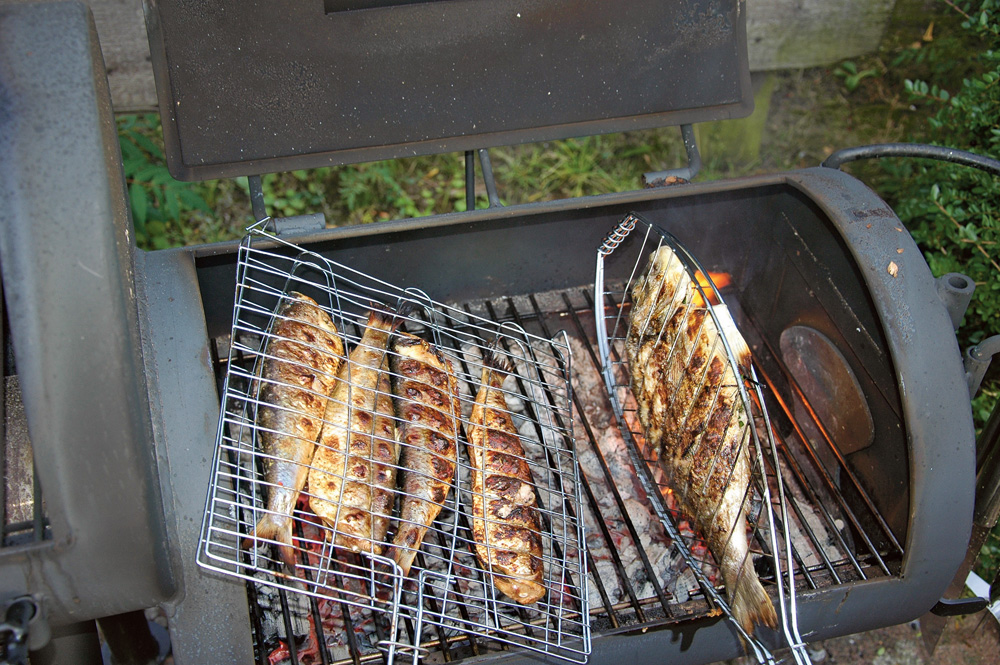 Für ganze Fische gibt es zudem spezielle Fischkörbe und -zangen zum Einspannen, damit sie beim Wenden nicht zerfallen.