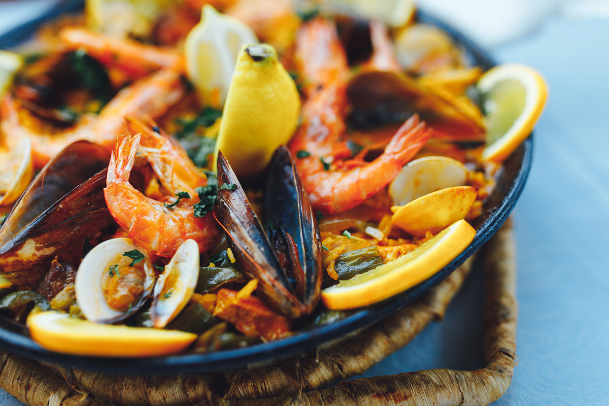 Muy bien! Die Fisch-Paella sieht doch einfach zum Reinbeißen aus, oder?