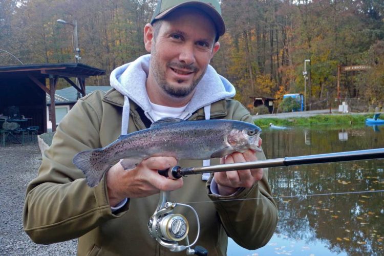 Wie schwer ist der Fisch, den Christian Rück hier in den Händen hält?