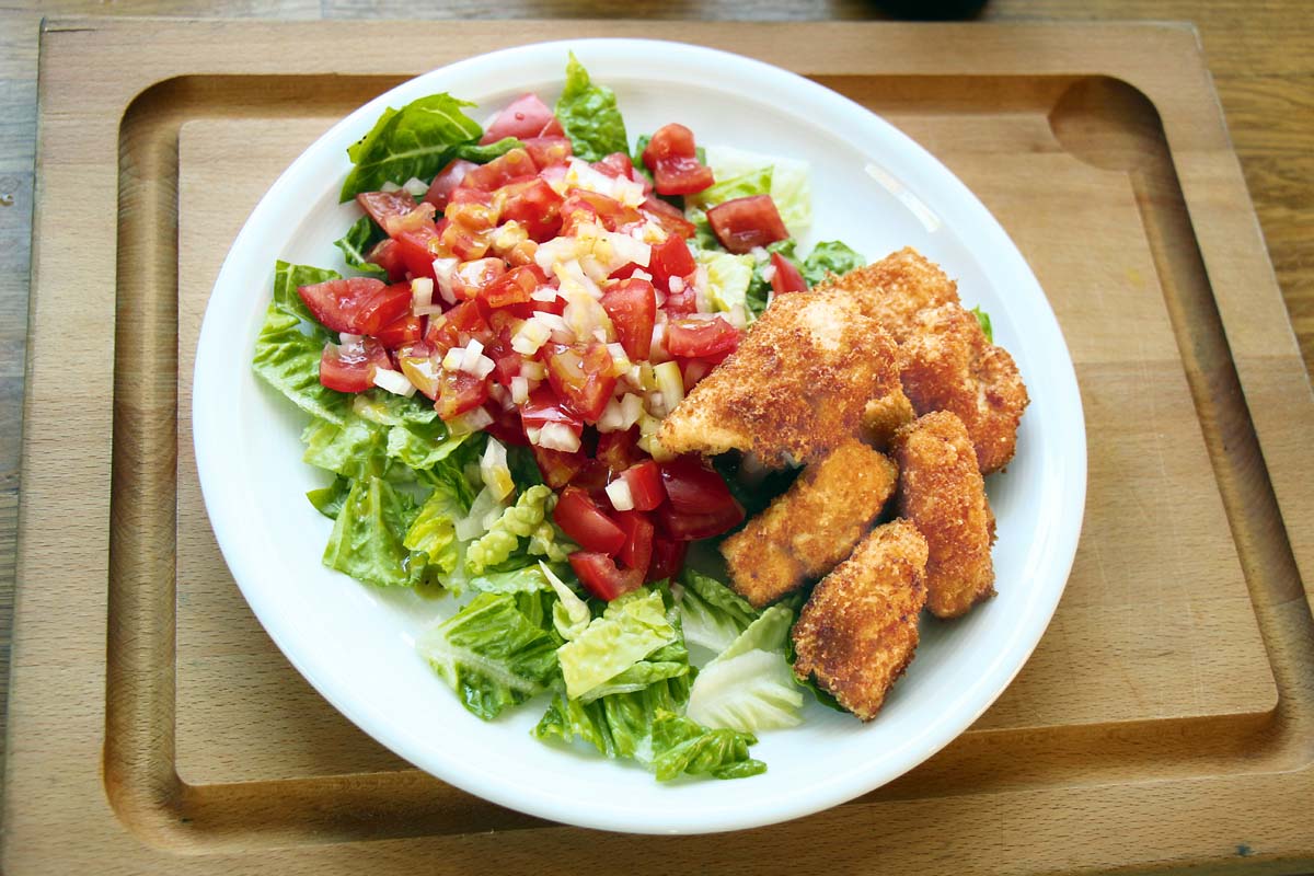 Nach einigen Minuten backen sind die Fischnuggets goldgelb. Die Fischstücke dann mit der Siebkelle herausheben und auf Küchenkrepp abtropfen lassen. Am besten lauwarm servieren.Diese Zubereitungsmethode eignet sich für nahezu jede Fischart. Dazu passen klassisch Kartoffelsalat oder Pommes Frites. Wer es ein wenig leichter mag, der kann einen einfachen Salat dazu reichen.