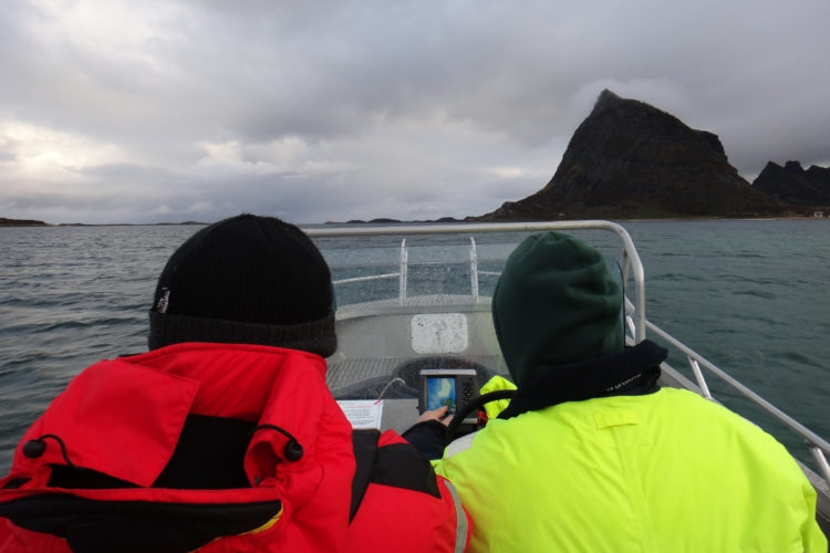 Bootsangler navigieren in den Schären Nordnorwegens