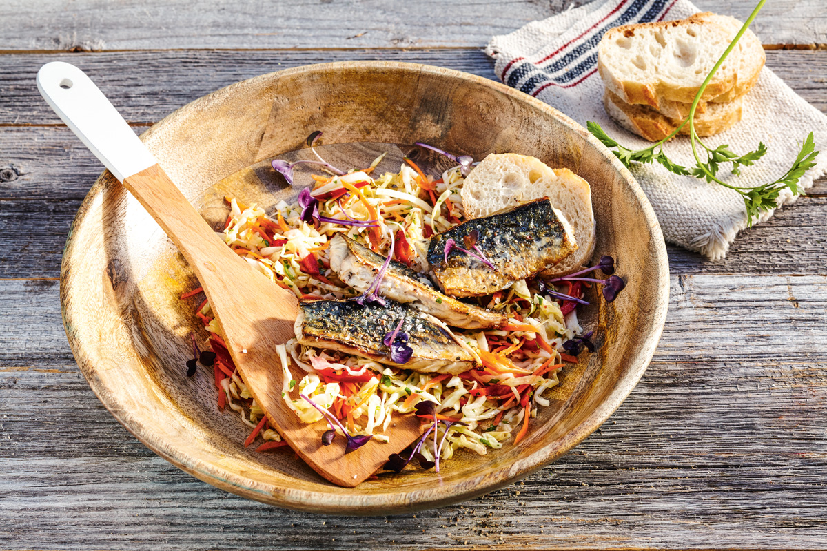 Gebratenes Makrelenfilet auf Weißkohlsalat
