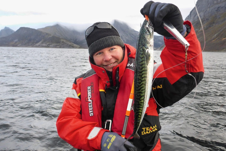 Angler mit Makrele aus Norwegen