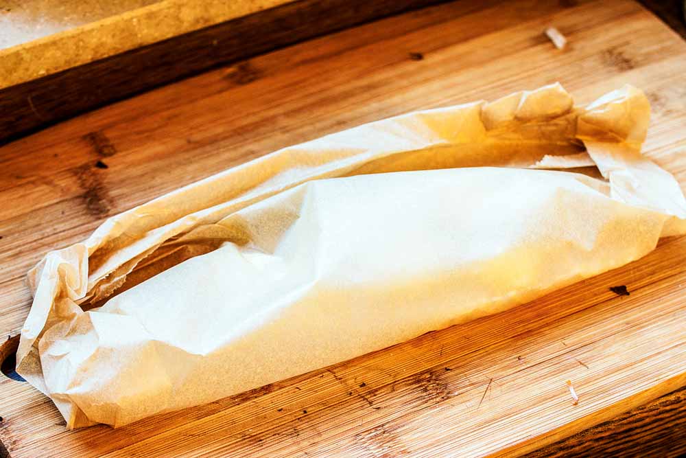 Die Welsfilets mit reichlich Butter einreiben, leicht salzen, ein Blatt Salbei dazu legen und in Backpapier wickeln. Im Ofen bei 200 Grad etwa 20 Minuten backen. Wichtig ist, dass das Backpapier gut verschlossen bleibt, damit keine Flüssigkeit entweichen kann.