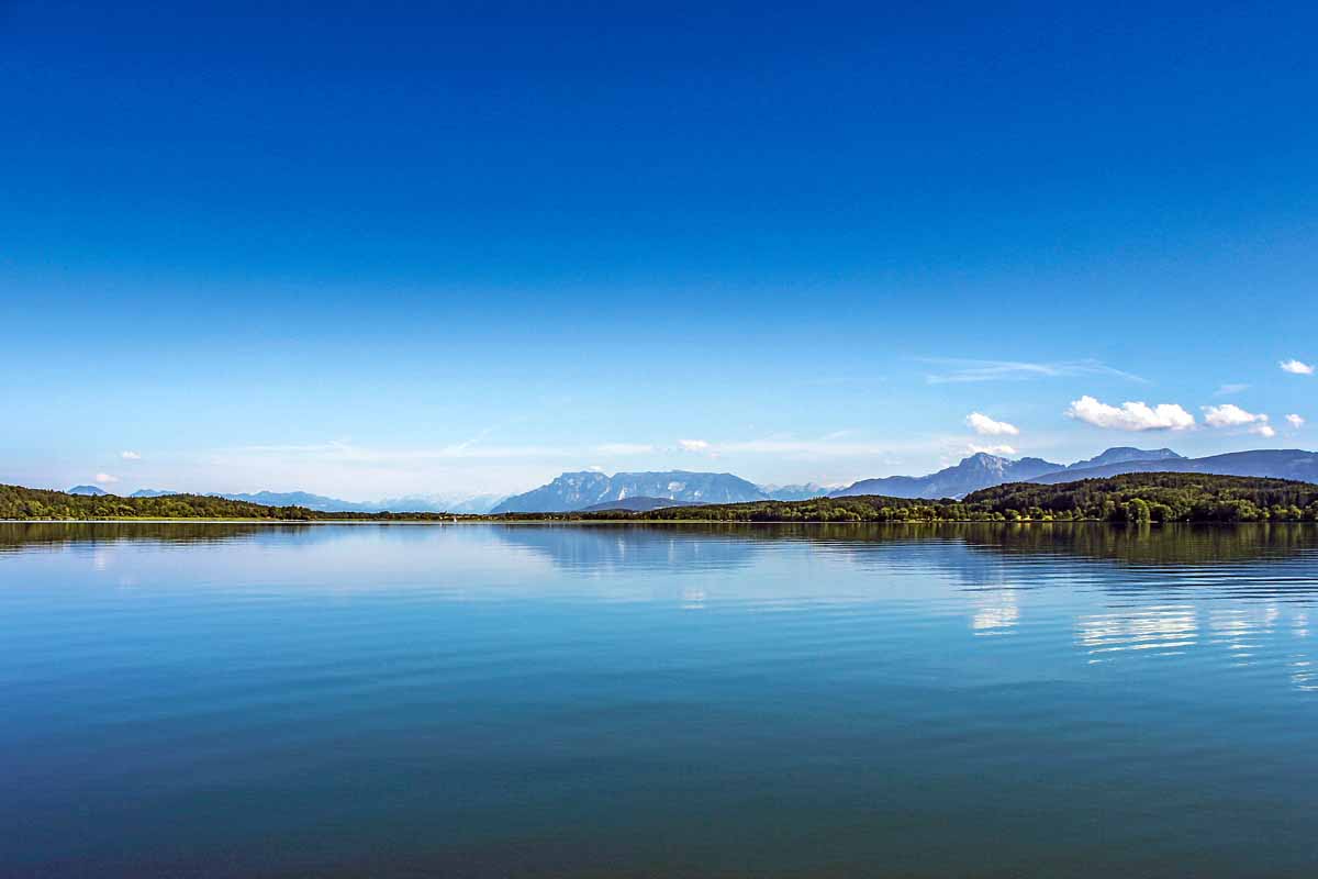 Das Angeln im Waginger See, der übrigens eine Tiefe von bis zu 27 Meter hat, verspricht beste Aussichten auf Hecht und auf die einzigartigen Berglandschaft.