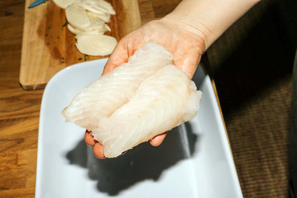 Die Filets sollten portioniert und ­möglichst trocken sein. ­Diese in der Auflaufform in einer Schicht verteilen.