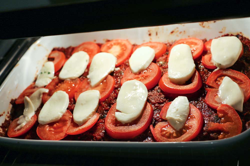 Die perfekte Gardauer richtet sich nach der Filetdicke. Hier gilt es, ab und zu in die Filets hinein zu schauen. Wenn diese innen noch durchsichtig sind, den Mozarella auf die Tomaten legen und den Ofen ausschalten.