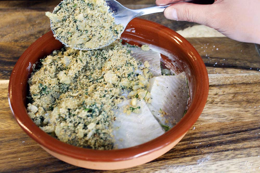 Die Bröselmasse darauf geben. Bei rund 200 Grad mit Umluft im Backofen (auf dem Grill mit indirekter Hitze und geschlossener Garhaube) für 20 bis 25 Minuten garen.
