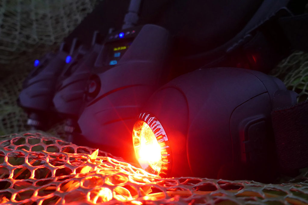 Licht an! Die Kopflampe schaltet sich automatisch ein, wenn der Bissanzeiger oder die Alarmanlage ausgelöst wird.