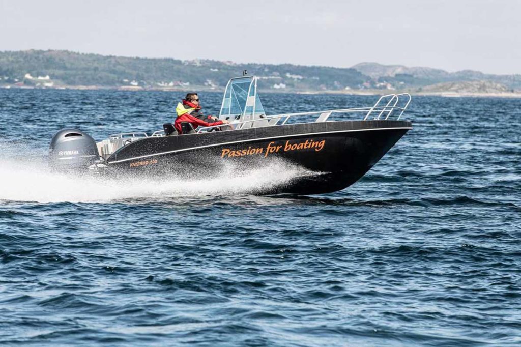 Mit dem 80 PS starken Motorboot kommt ihr schnell auf den Risøysund hinaus – dank der Mitternachtssonne übrigens zu jeder Tageszeit! Foto: DinTur