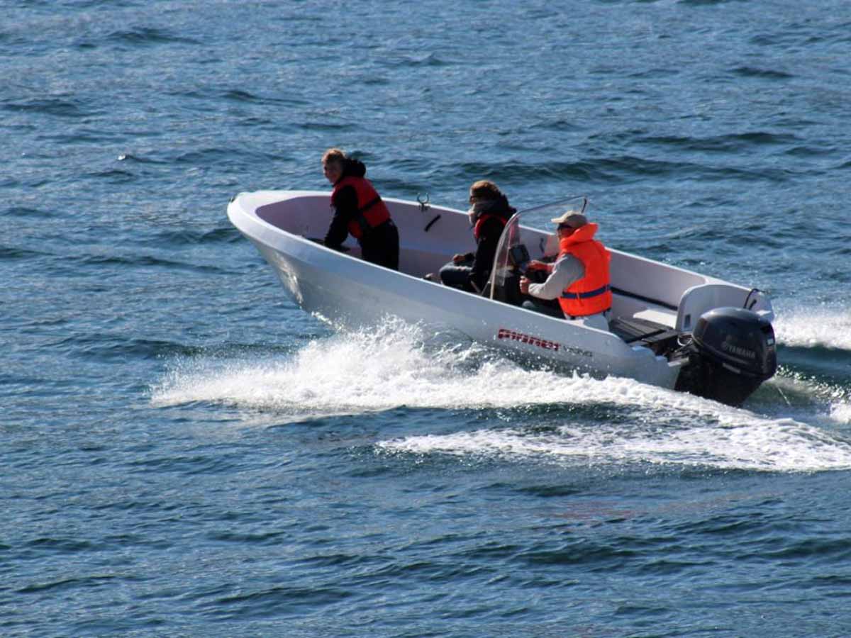 Mit dem 30-PS starken Boot erreicht Ihr schnell alle heißen Angelplätze. Foto: Borks