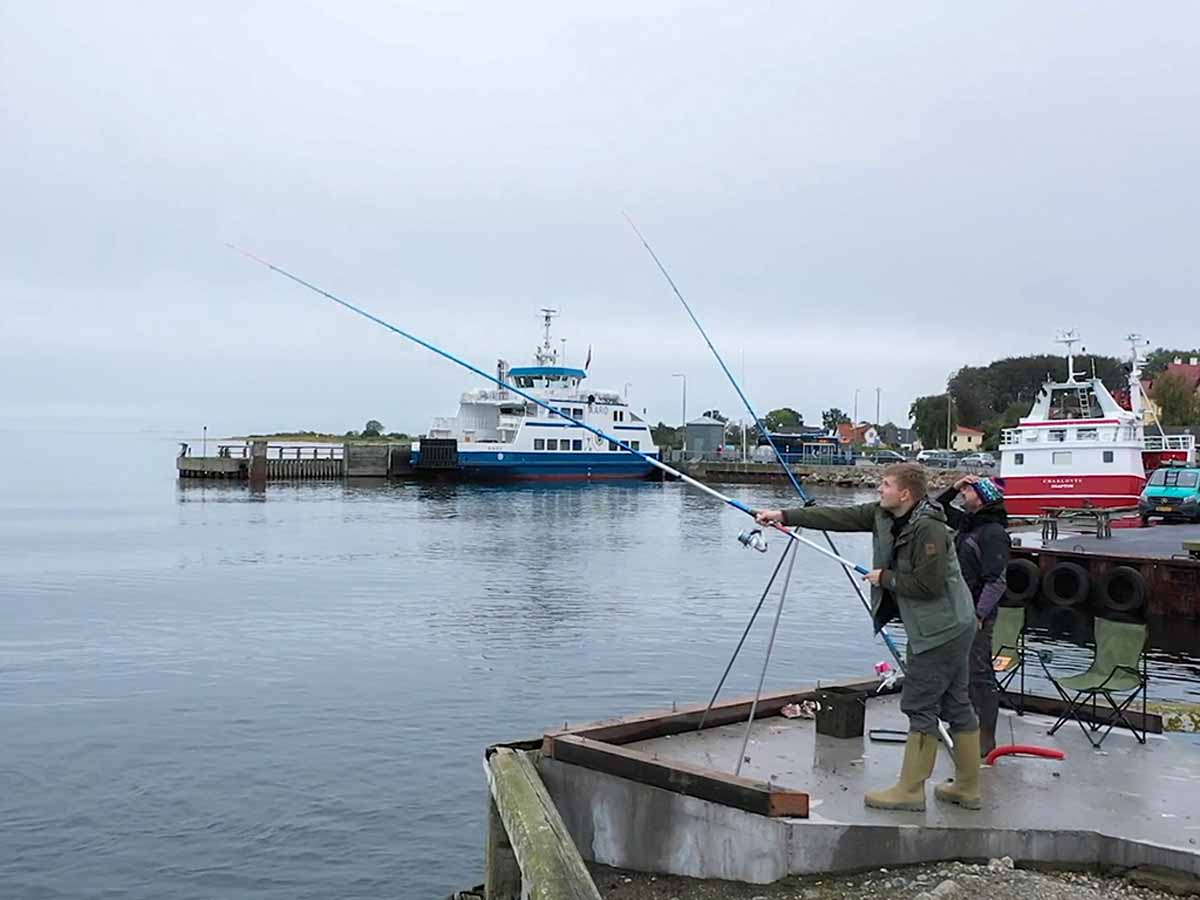 Die Hafenmole von Årøsund ist das ganze Jahr über ein Hotspot für Brandungsangler. Im Frühjahr ziehen hier auch Heringe entlang, im Sommer kommen die Makrelen. Foto: Blinker