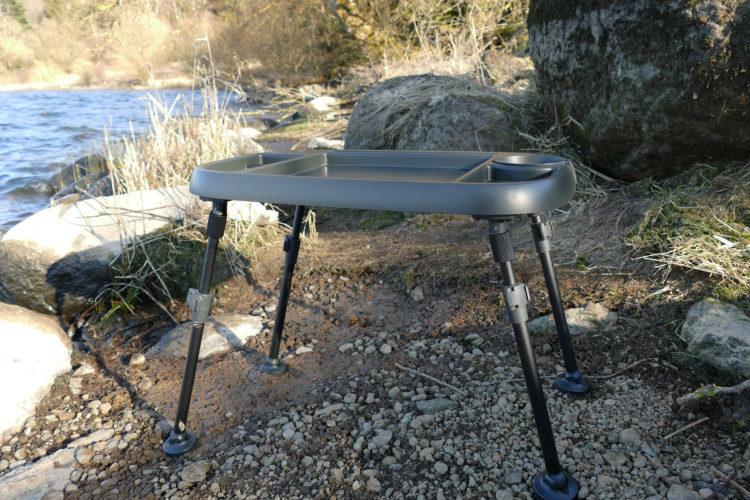 Der Bivvy Table von New Direction Tackle ist mehr als nur ein Angeltisch – er ist ein Multifunktions-Werkzeug mit Beinen! Foto: New Direction Tackle
